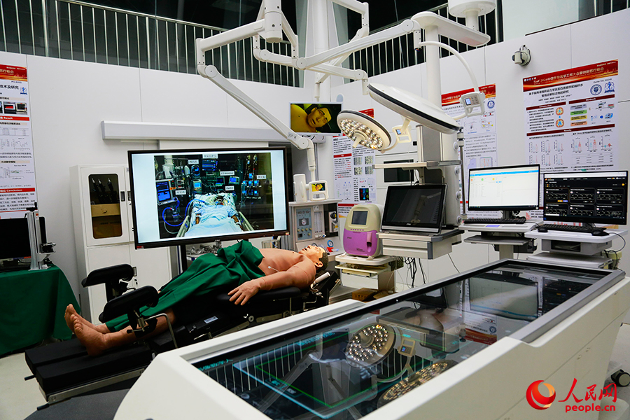 脑机海河实验室的智慧手术室