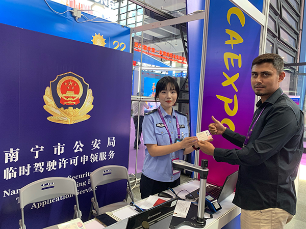 南宁警方高效办理入境临时驾证护航东博会
