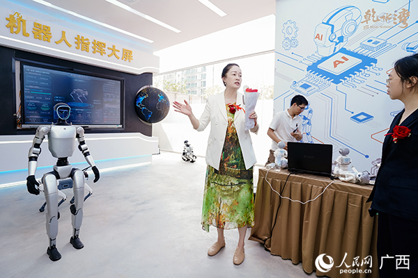 工作人员为购房者讲解设备功能