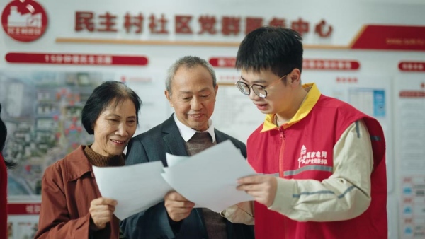 国网重庆市区供电公司员工正在民主村向居民宣讲安全用电事项。