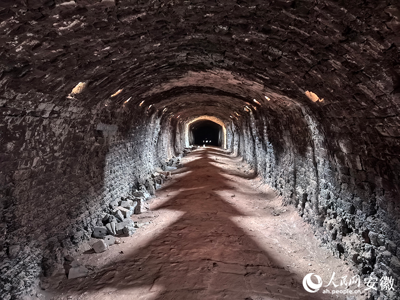 龙窑内部依稀可见斑驳的砖墙。