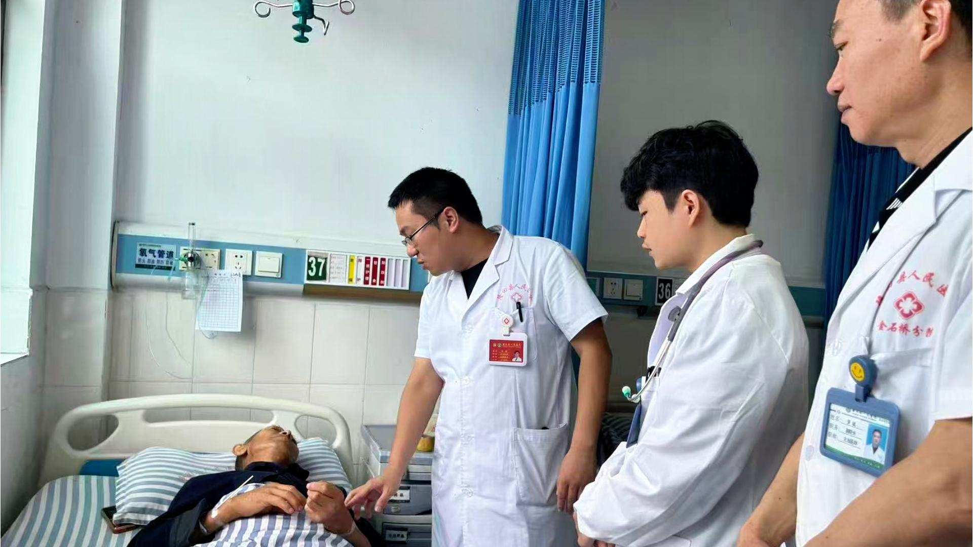 县人民医院金石桥分院医生在询问转诊患者情况