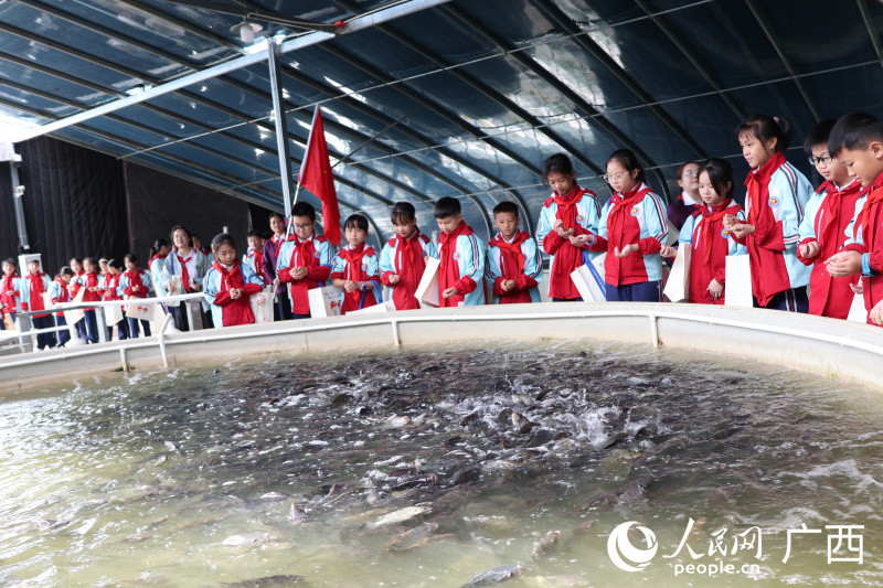 学生参观龙着渔业基地