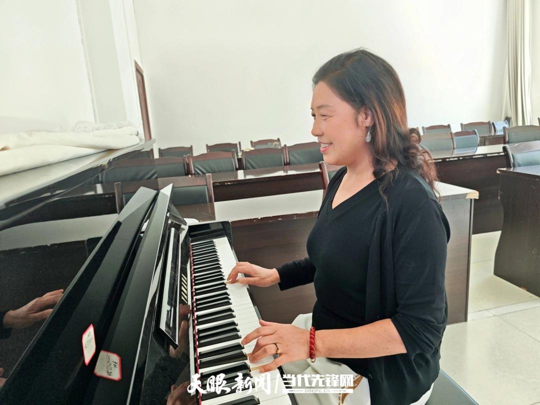 退休教师黄明英开创"新课堂"