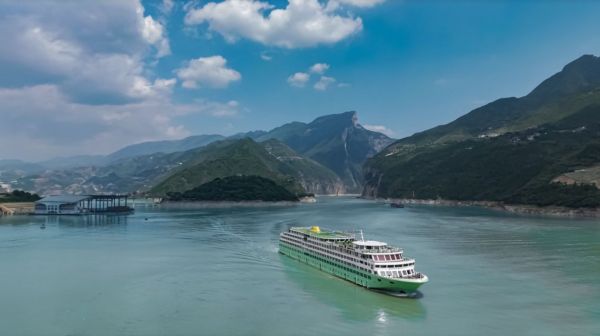 行驶中的长江记忆游轮