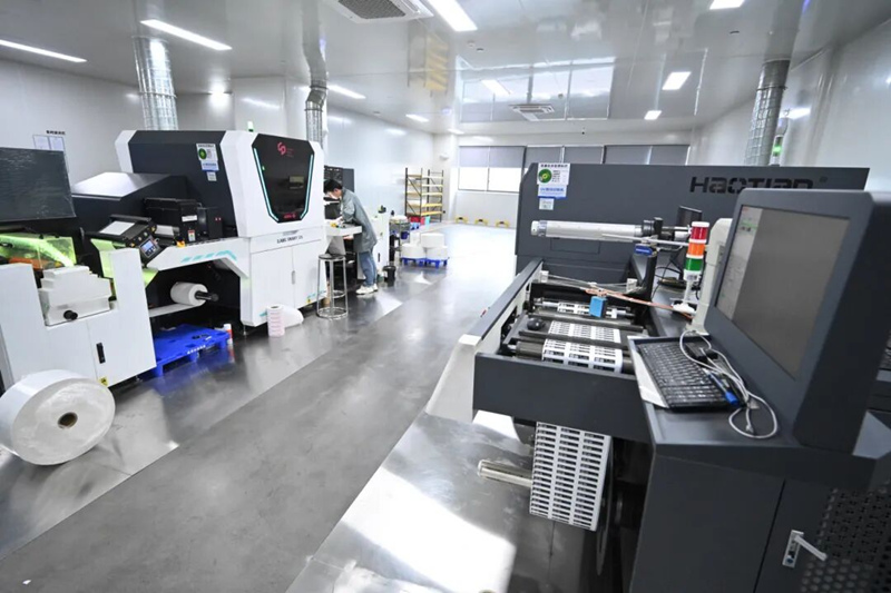 在码尚科技的生产车间,智能化印刷设备正全速运转。李士明摄