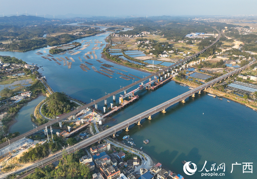 南防铁路钦防二线特大桥顺利合龙