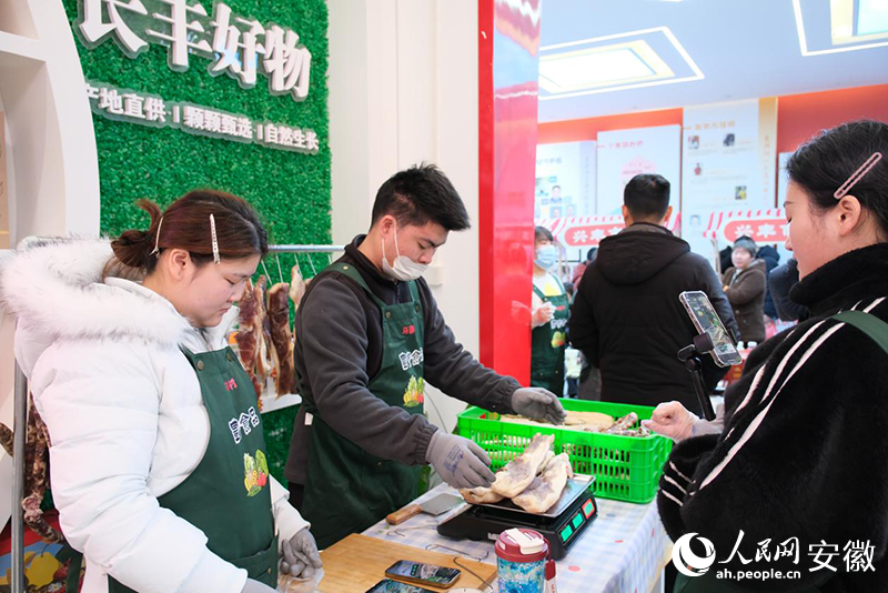 “村播”博主在现场直播长丰好物
