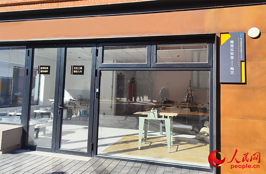 雕塑实验室内的教学场景。