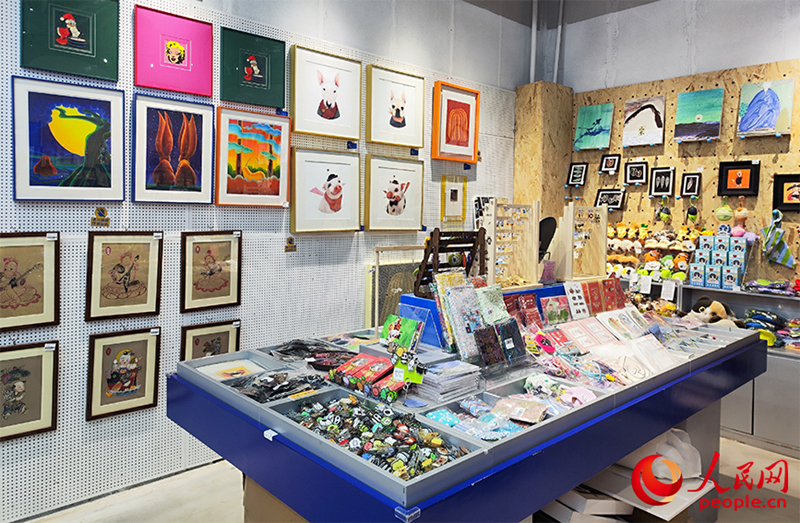 艺术店内展示师生作品。