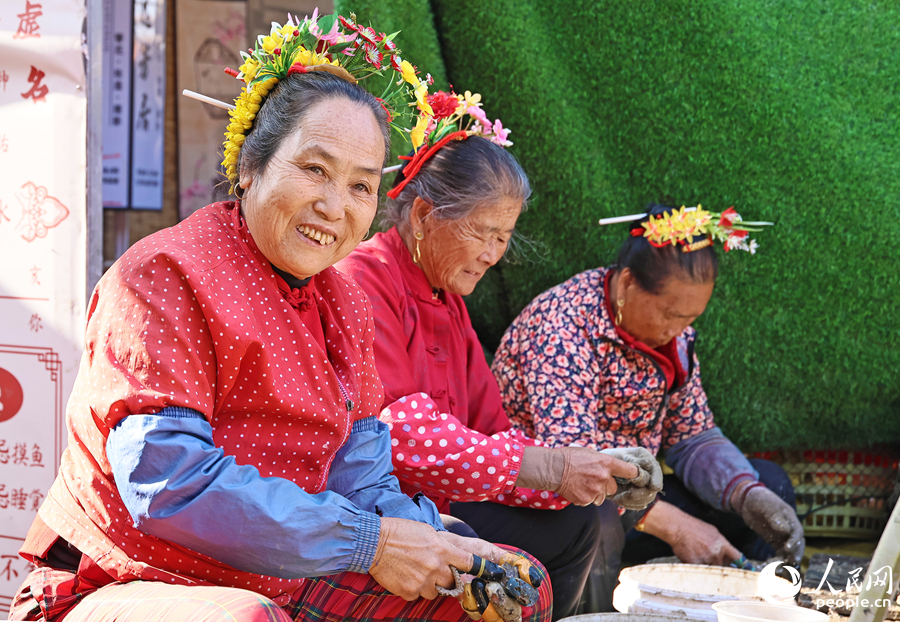 蟳埔渔女的头饰俗称“簪花围”