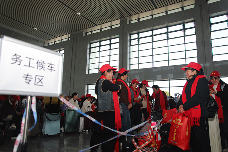 云南铁路开行多趟务工列车 助力务工大军返程