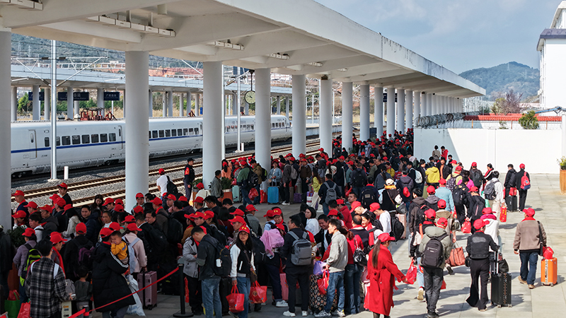 务工人员在站台候车