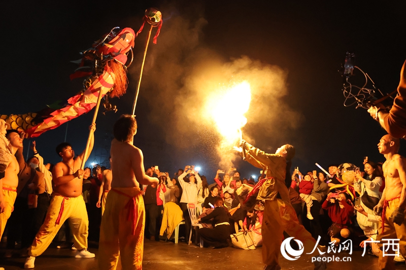 火光冲天，炮龙狂舞