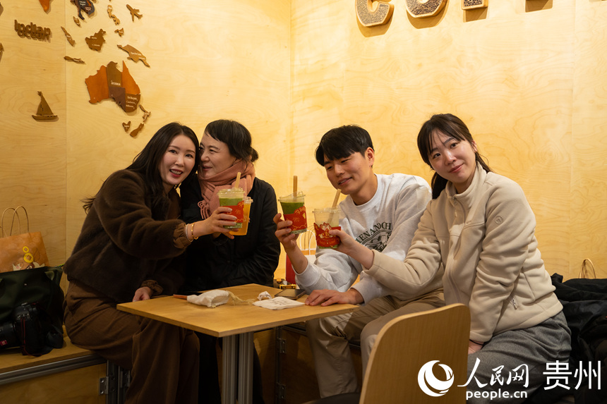 海外嘉宾在饮品门店慢品惬意生活。