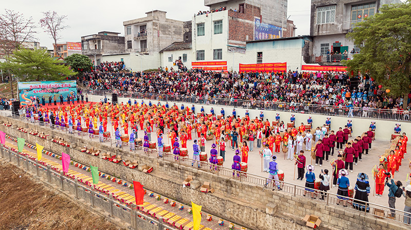 扶绥县“龙乡龙韵舞龙头”民俗活动开幕式现场，鼓乐齐鸣、各族群众欢聚一堂。吴特寺摄