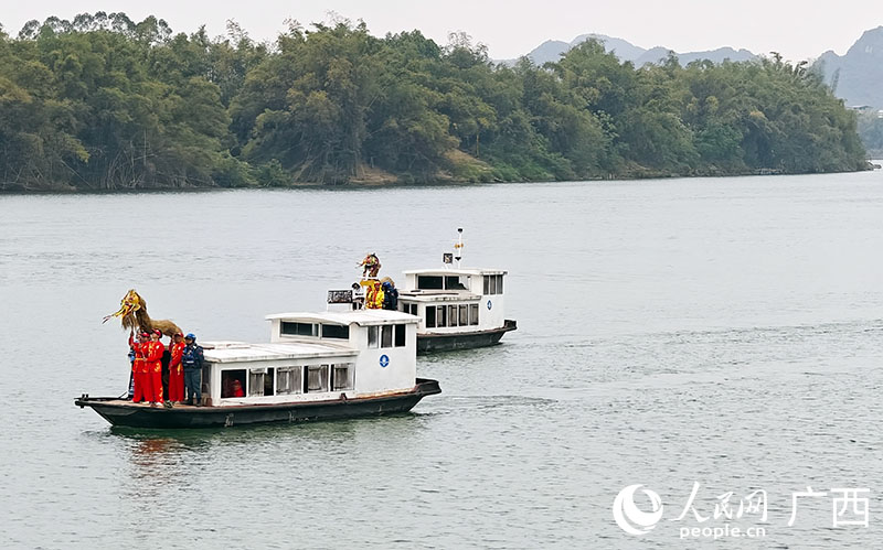 草龙乘船从左江驶来，为这场传承三百年的民俗盛会注入独特仪式感。沈泉池摄