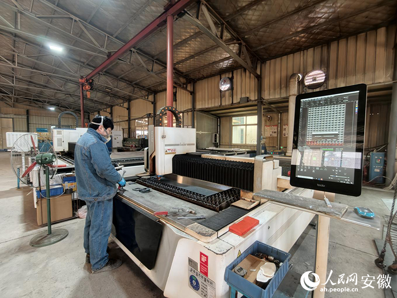 旧厂房内遍布自动化设备