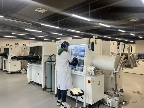 科研人员正在进行合成配料工作