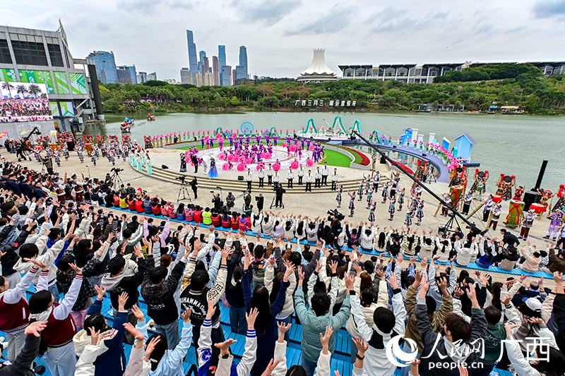 2025年广西三月三，群众一起载歌载舞。雷琦竣摄