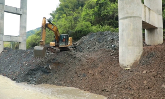 挖掘机开展河道疏通作业。汤翔摄