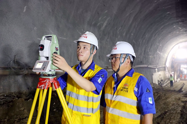 施工人员在百房1号隧道进行测量作业。