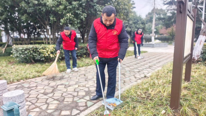 志愿者在社区主题公园清理垃圾。