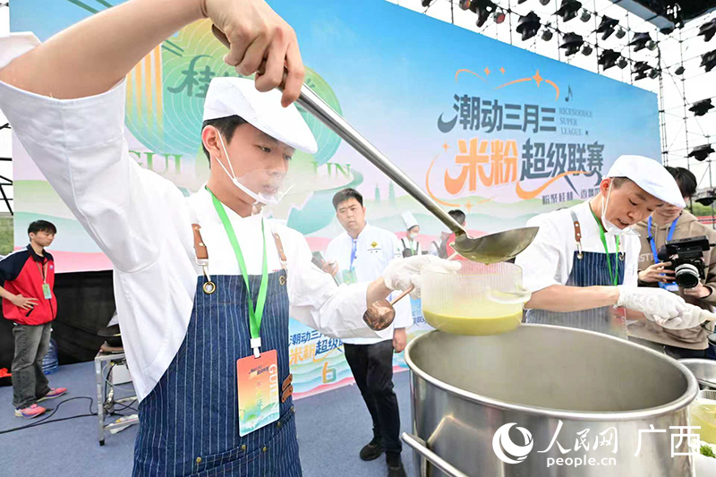 “老味道遇上新玩法 ‘粉超’专业赛开赛”可以简化为：

“传统与创新碰撞 粉丝超能赛开赛”