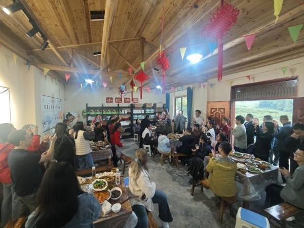 新加坡管理大学师生赴巴南鱼池村体验"鱼池一桌饭"